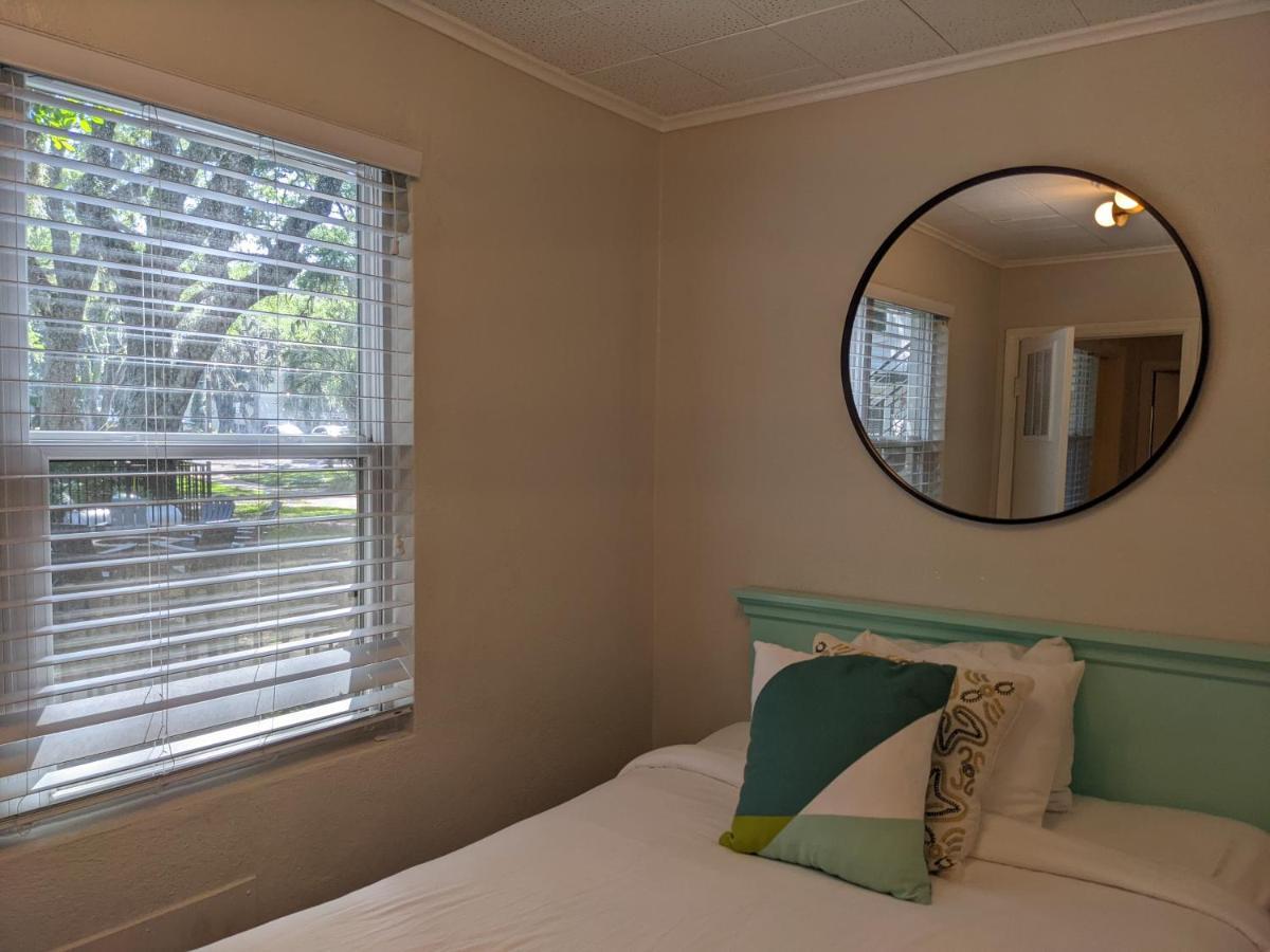 Queen's Court Hotel 2*