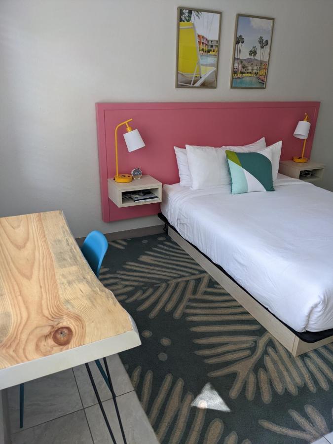 Hotel Queen's Court 2*